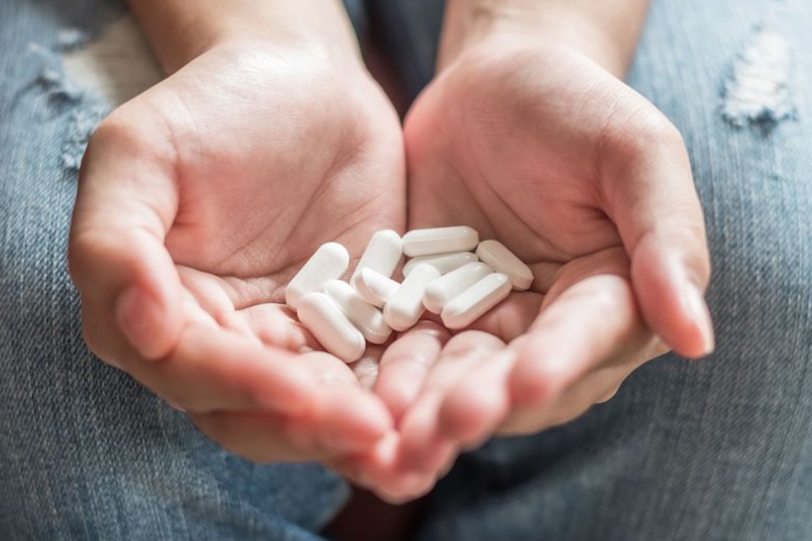 Uống liền 60 vi&ecirc;n paracetamol, c&ocirc; g&aacute;i ngộ độc nặng   - Ảnh 1.