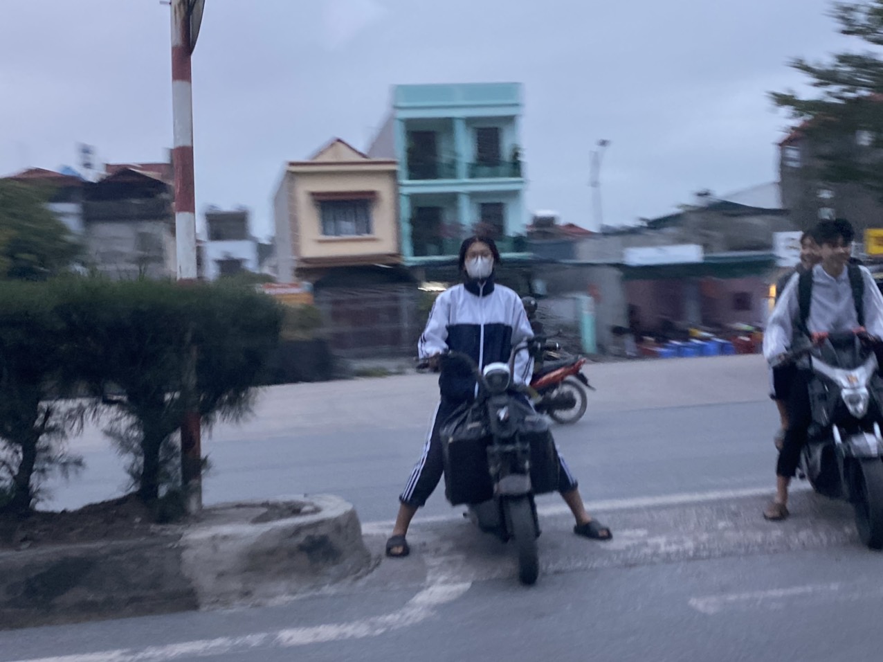 Học sinh "đầu trần" đi xe m&ocirc; t&ocirc;, xe gắn m&aacute;y dễ gặp tr&ecirc;n nhiều tuyến đường ở Quảng Ninh - Ảnh 4.