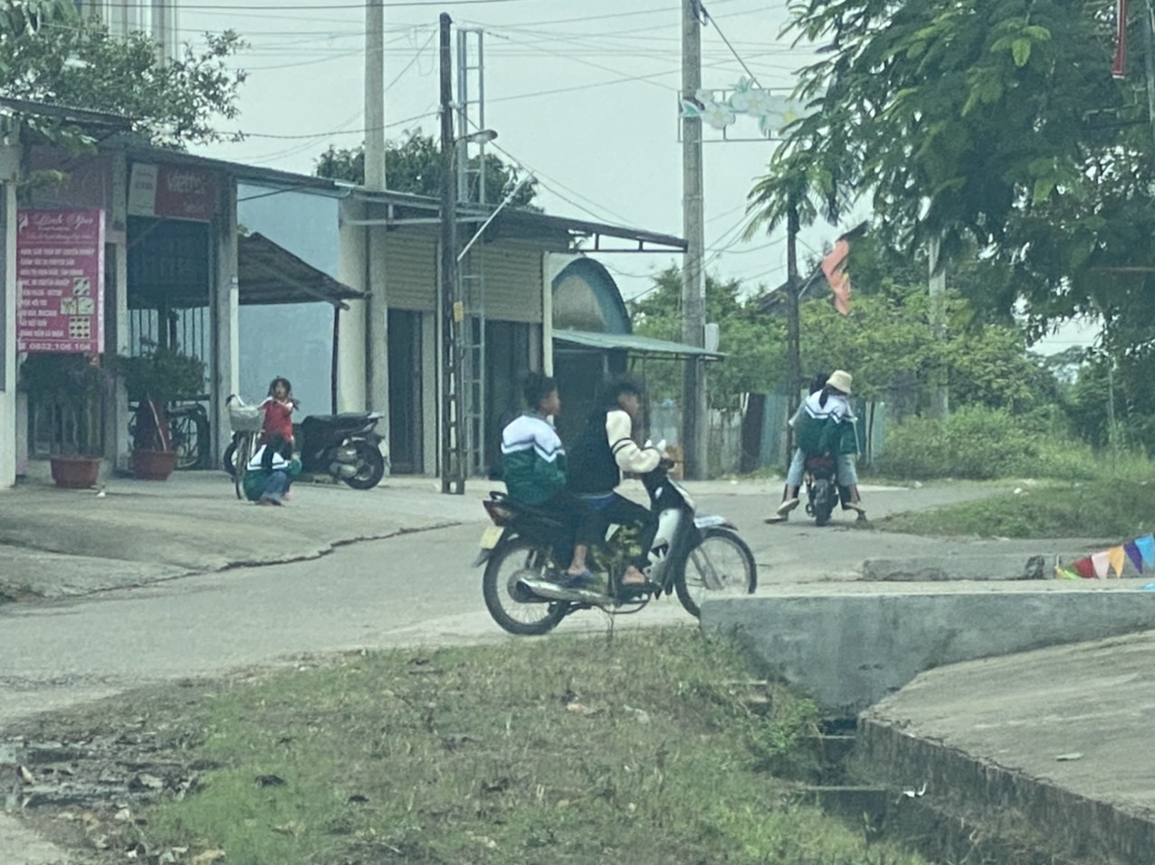 Học sinh "đầu trần" đi xe m&ocirc; t&ocirc;, xe gắn m&aacute;y dễ gặp tr&ecirc;n nhiều tuyến đường ở Quảng Ninh - Ảnh 3.