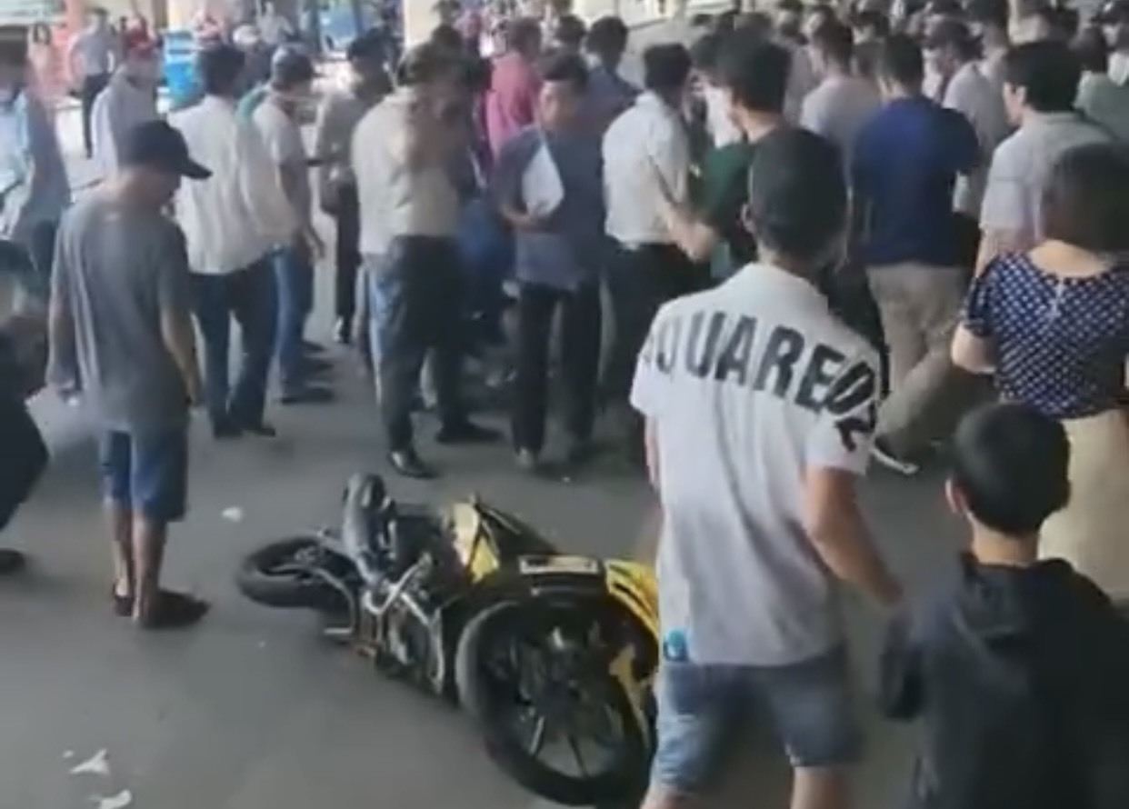 N&aacute;o loạn trước ga quốc tế s&acirc;n bay T&acirc;n Sơn Nhất khi 2 thanh ni&ecirc;n bị v&acirc;y bắt - Ảnh 1.