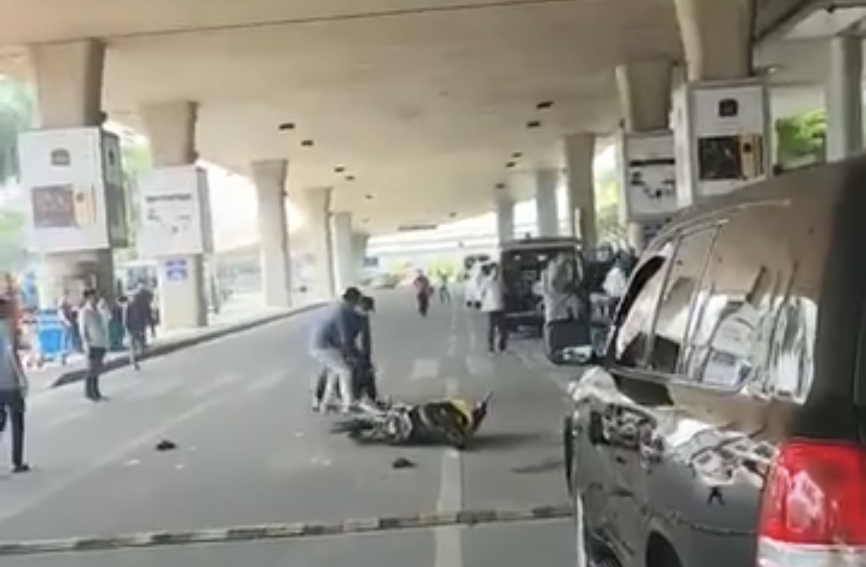 N&aacute;o loạn trước ga quốc tế s&acirc;n bay T&acirc;n Sơn Nhất khi 2 thanh ni&ecirc;n bị v&acirc;y bắt - Ảnh 2.