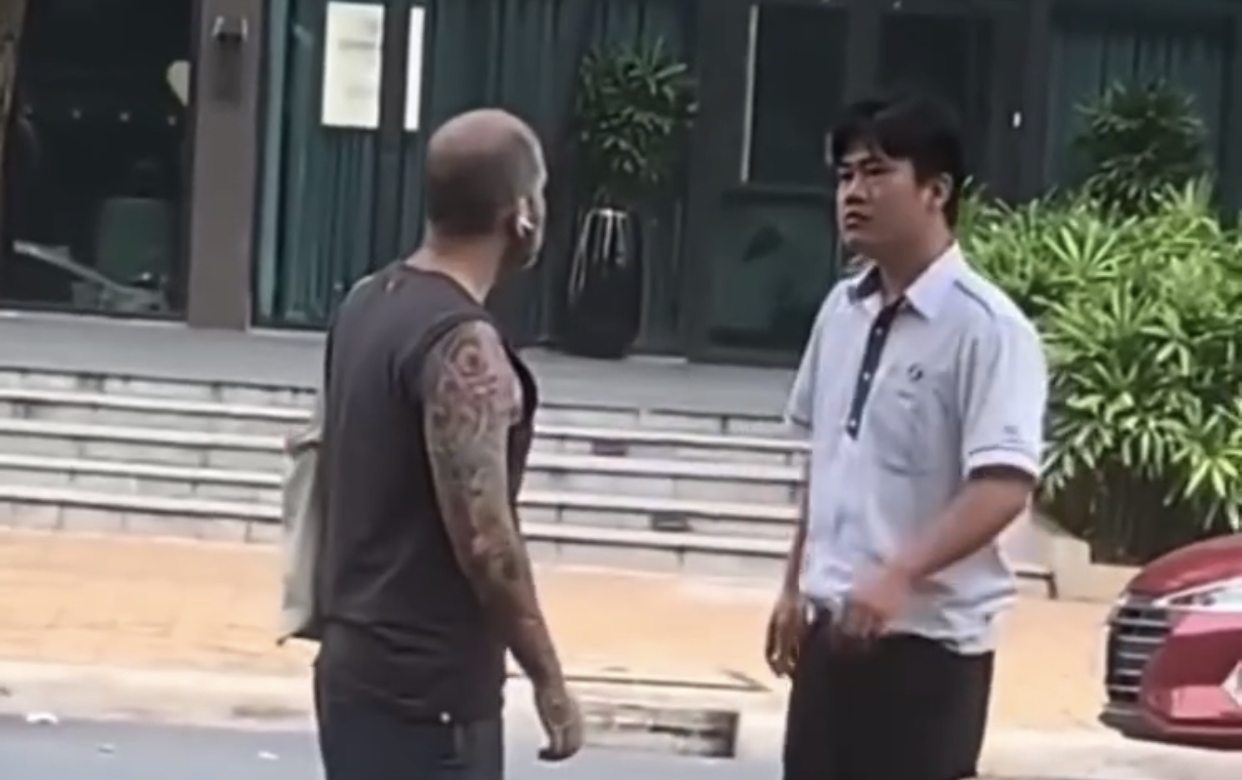 Cộng đồng dậy s&oacute;ng v&igrave; th&aacute;i độ du c&ocirc;n hung h&atilde;n của t&agrave;i xế taxi Vinasun với kh&aacute;ch nước ngo&agrave;i - Ảnh 1.