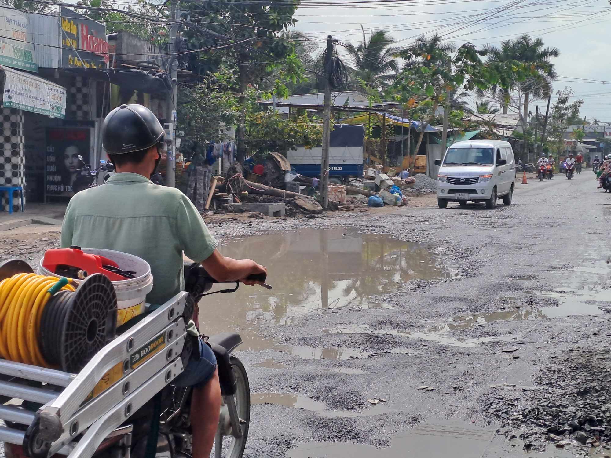 Cố gắng trong 2 tuần, thảm nhựa xong đoạn đường &ldquo;cứ 1-2 ng&agrave;y lại c&oacute; người ng&atilde;&rdquo; - Ảnh 1.
