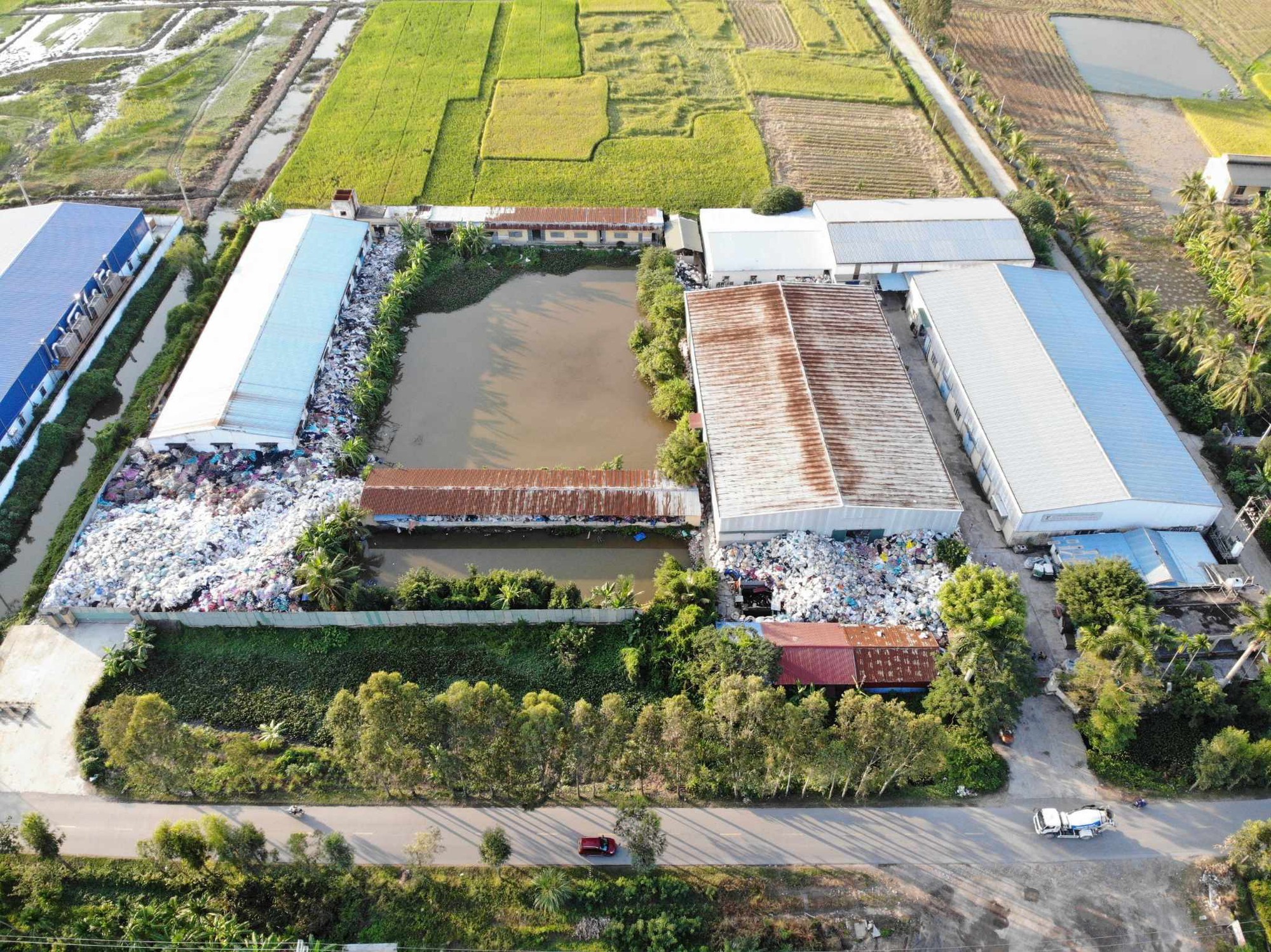 Hải Dương: Dự &aacute;n may mặc bị &ldquo;h&ocirc; biến&rdquo; th&agrave;nh cơ sở tập kết phế liệu tr&aacute;i ph&eacute;p - Ảnh 2.