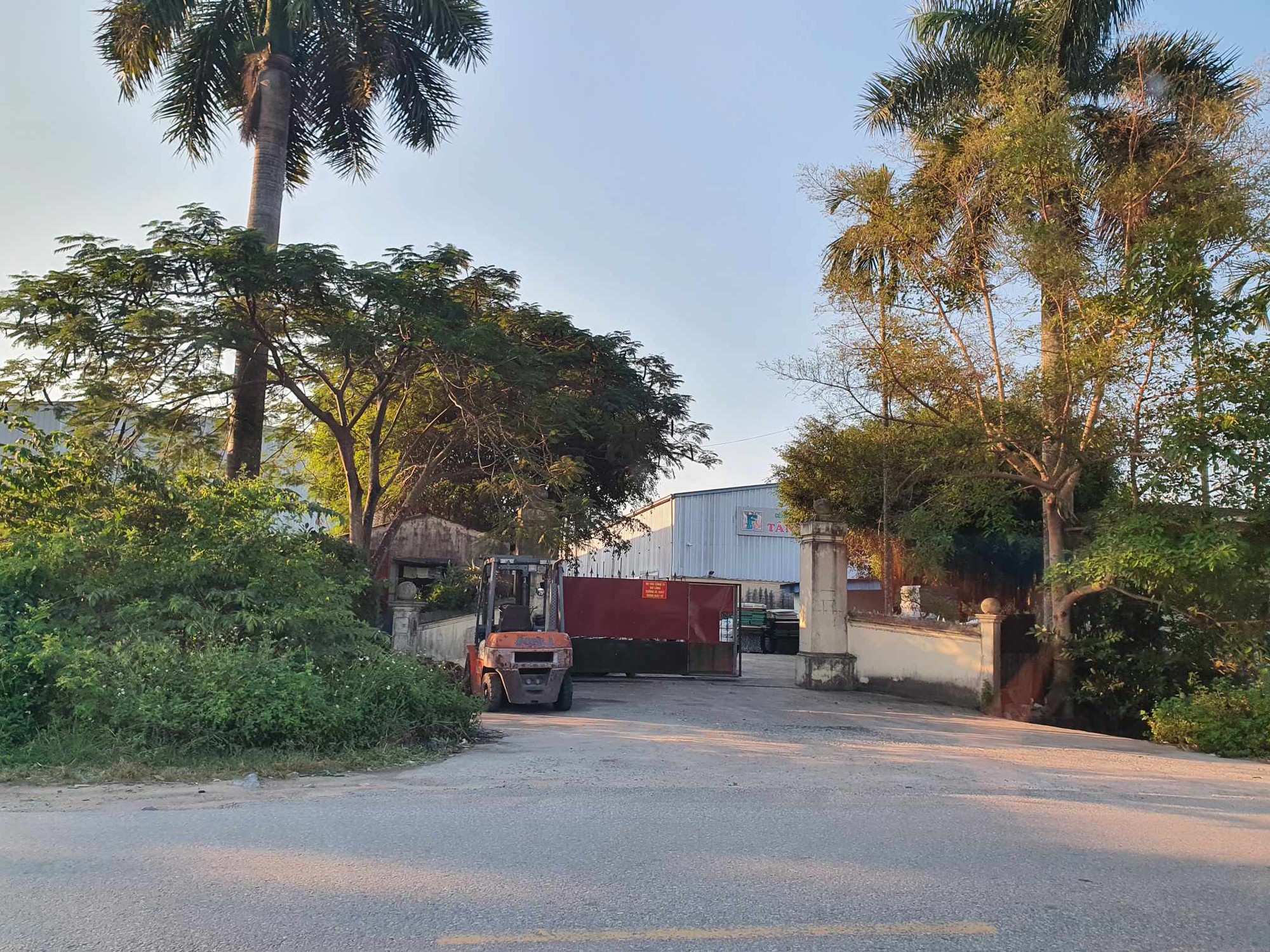 Hải Dương: Dự &aacute;n may mặc bị &ldquo;h&ocirc; biến&rdquo; th&agrave;nh cơ sở tập kết phế liệu tr&aacute;i ph&eacute;p - Ảnh 1.