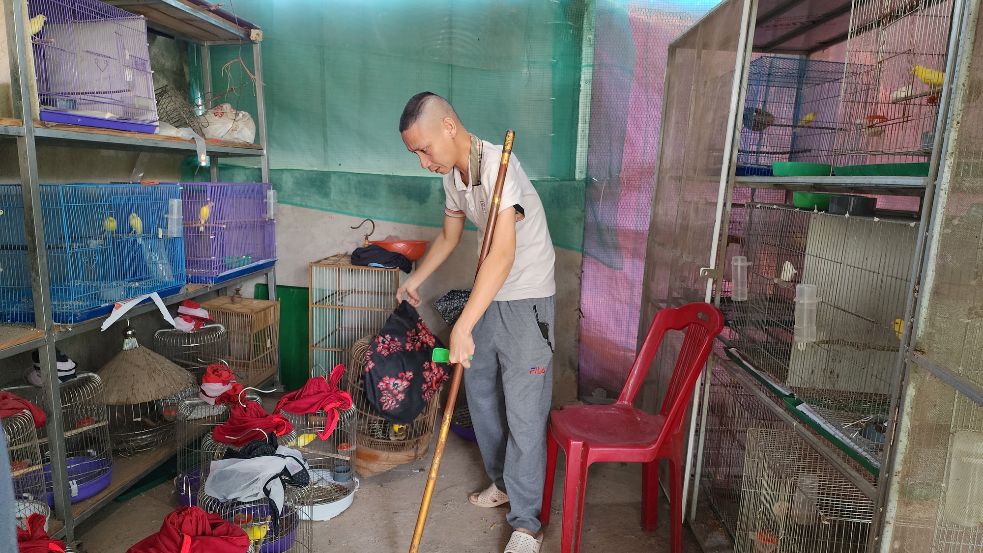 Nghị lực của c&ocirc; g&aacute;i c&oacute; một ch&acirc;n tr&ecirc;n qu&ecirc; hương 5 tấn - Ảnh 3.