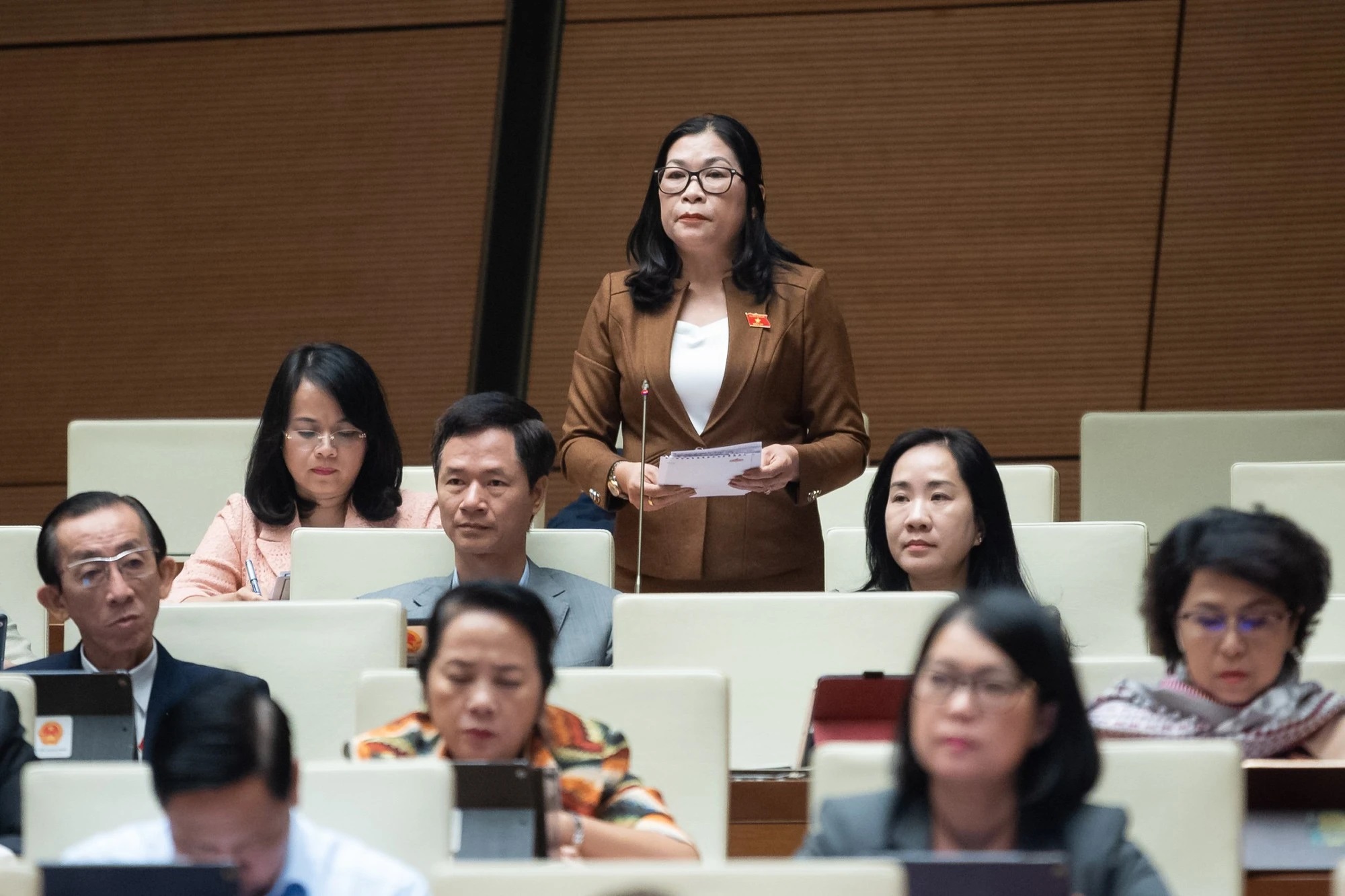 Đại biểu Quốc hội: Đảm bảo c&aacute;n bộ c&oacute; thu nhập kh&aacute; để giảm tham nhũng - Ảnh 1.