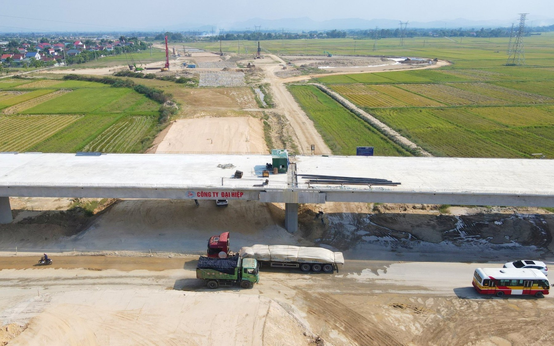 Vật liệu kh&ocirc;ng thiếu, mặt bằng đ&atilde; th&ocirc;ng, kh&ocirc;ng để cao tốc qua H&agrave; Tĩnh chậm tiến độ