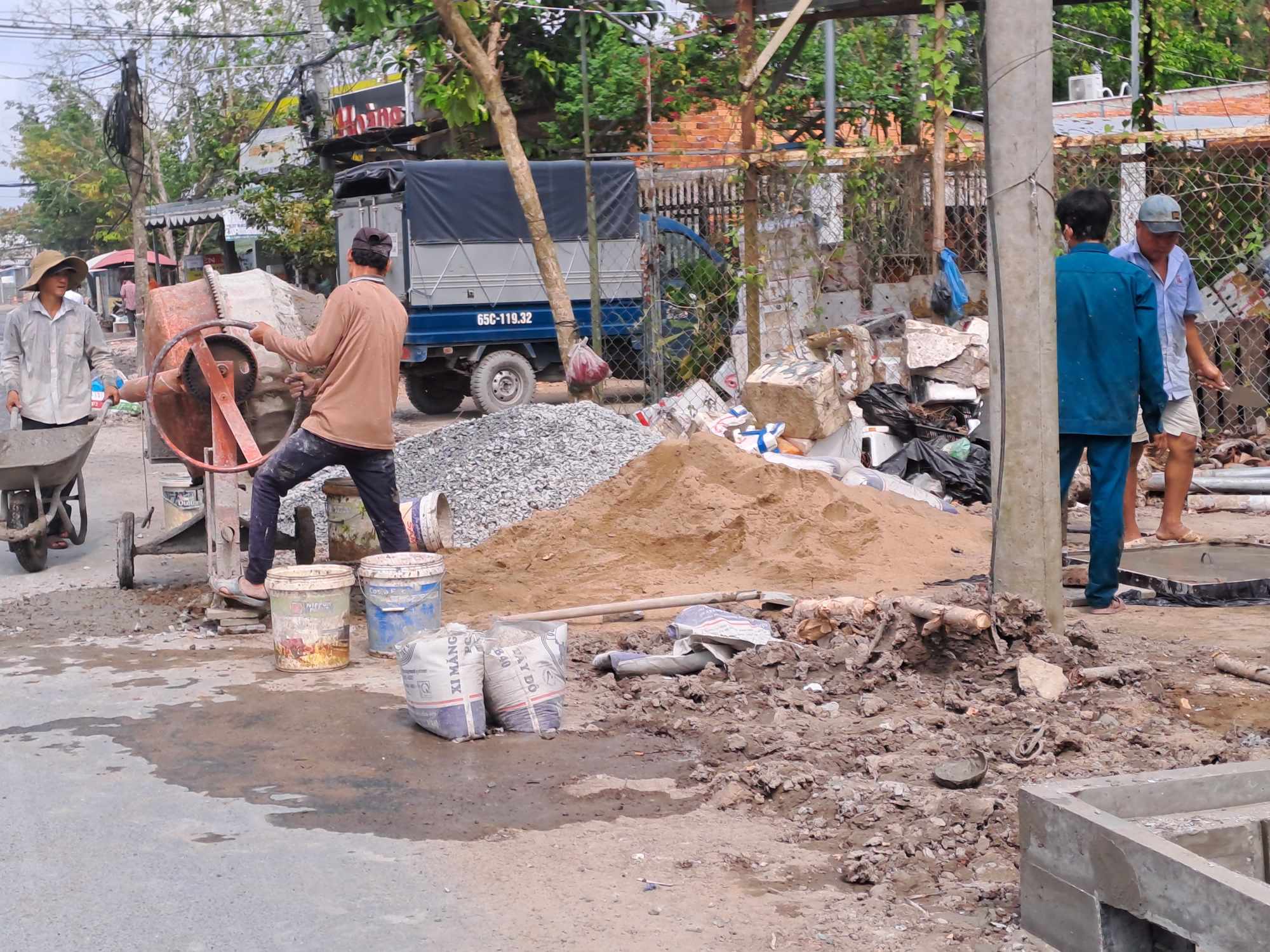 Cố gắng trong 2 tuần, thảm nhựa xong đoạn đường &ldquo;cứ 1-2 ng&agrave;y lại c&oacute; người ng&atilde;&rdquo; - Ảnh 3.