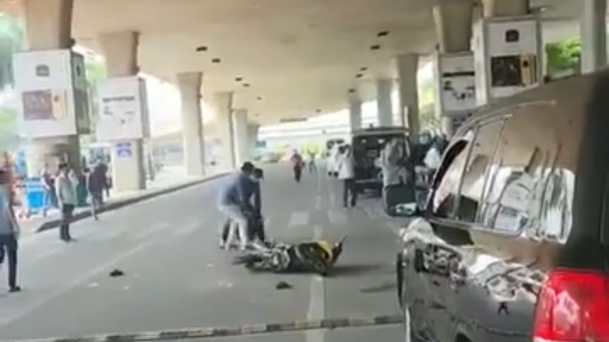 2 "qu&aacute;i xế" nh&iacute; g&acirc;y n&aacute;o loạn trước ga quốc tế T&acirc;n Sơn Nhất bị xử phạt  - Ảnh 1.