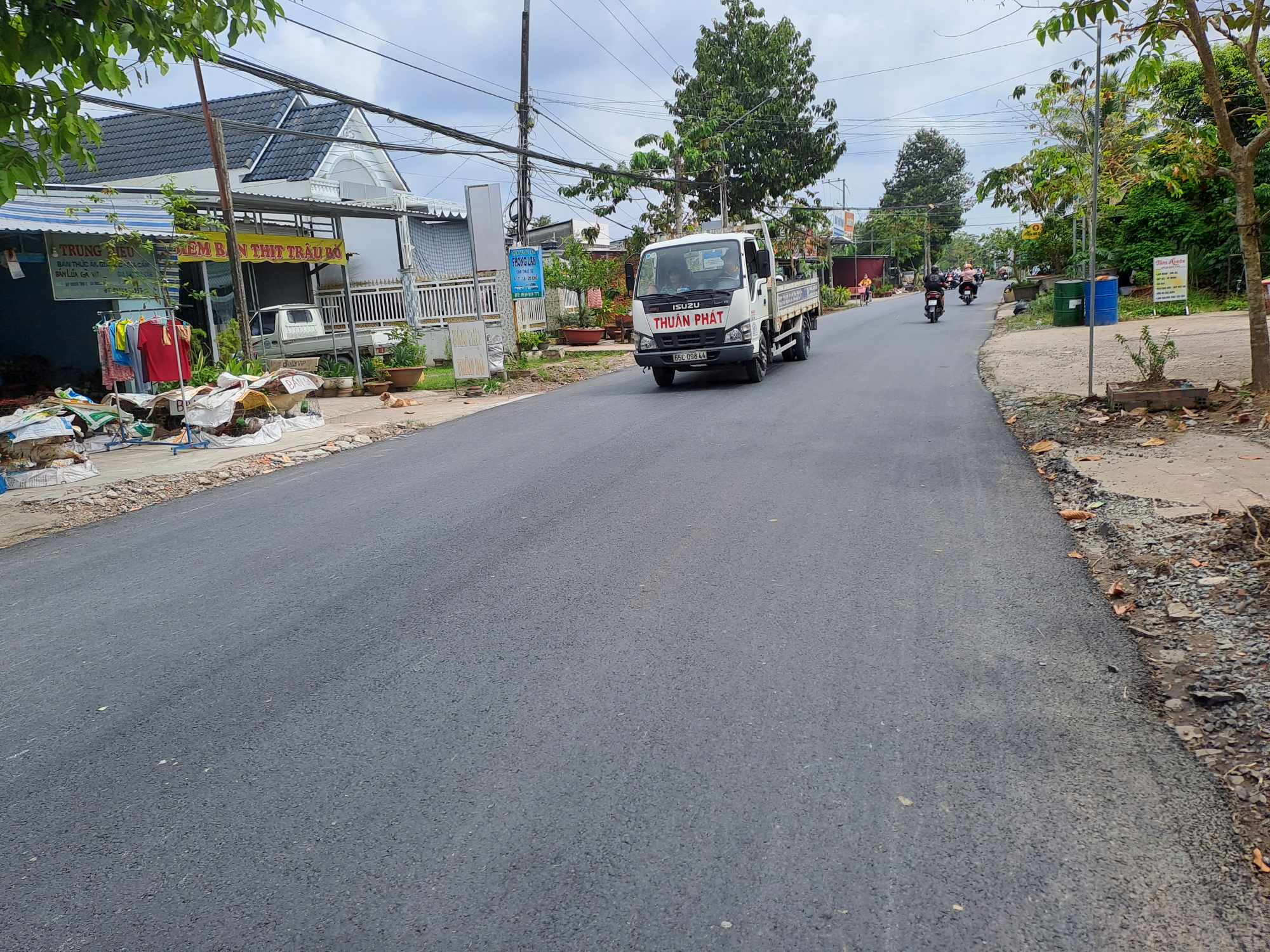 Cố gắng trong 2 tuần, thảm nhựa xong đoạn đường &ldquo;cứ 1-2 ng&agrave;y lại c&oacute; người ng&atilde;&rdquo; - Ảnh 4.