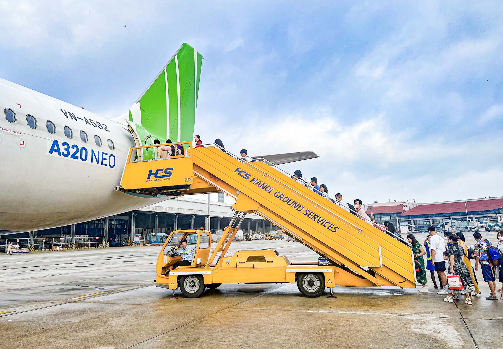 Bắt đầu &ldquo;n&oacute;ng&rdquo; v&eacute; m&aacute;y bay, t&agrave;u xe Tết - Ảnh 2.