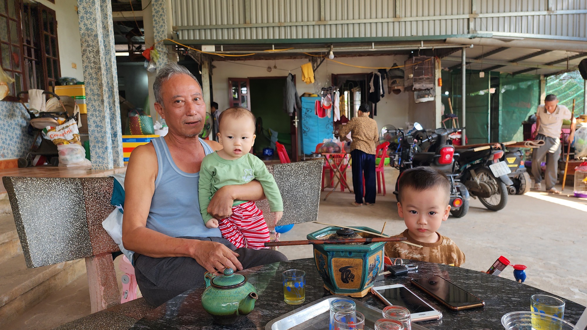 Nghị lực của c&ocirc; g&aacute;i c&oacute; một ch&acirc;n tr&ecirc;n qu&ecirc; hương 5 tấn - Ảnh 2.