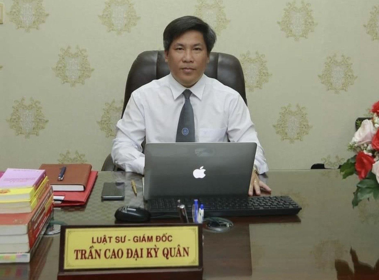 Luật sư n&oacute;i g&igrave; vụ xe Lexus t&ocirc;ng xe Vinfast giữa ng&atilde; tư? - Ảnh 1.