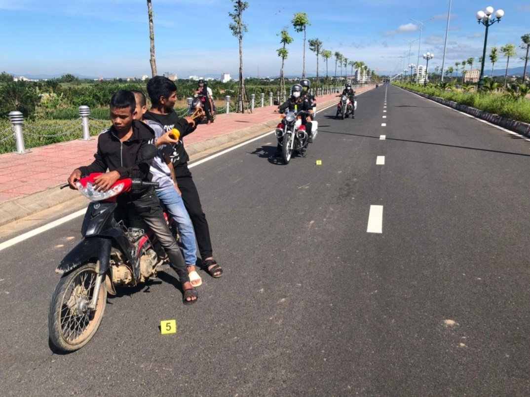 Khởi tố nh&oacute;m thanh thiếu ni&ecirc;n d&ugrave;ng n&aacute; cao su bắn c&ocirc;ng an - Ảnh 1.