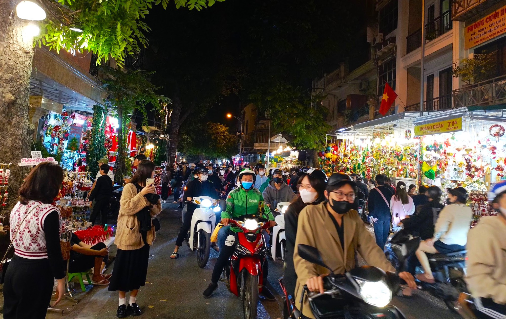 Phố H&agrave;ng M&atilde; rực rỡ trước thềm Gi&aacute;ng sinh - Ảnh 1.