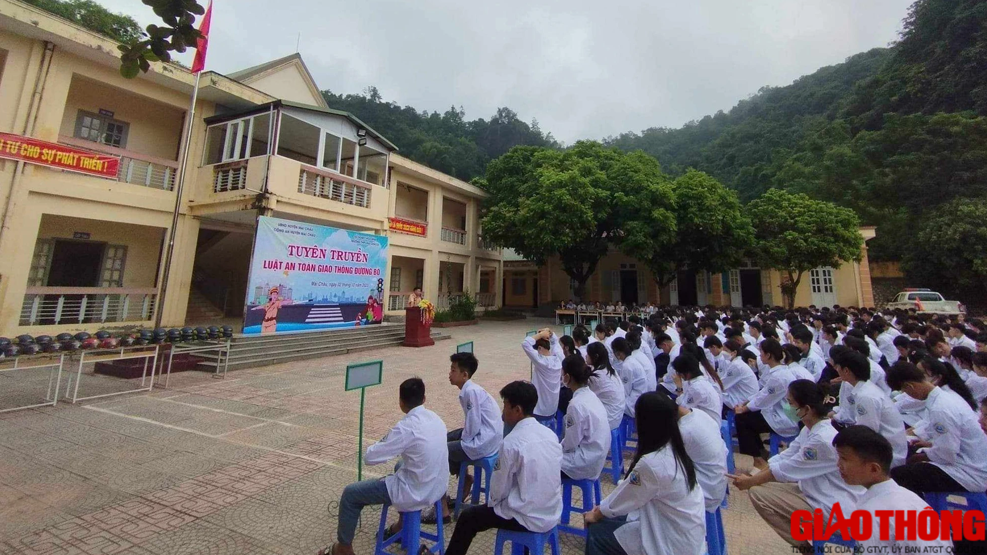 Hoà Bình: Cổng trường ATGT nâng cao ý thức phụ huynh, học sinh khi tham gia giao thông - Ảnh 2. Hoà Bình: Cổng trường ATGT nâng cao ý thức phụ huynh, học sinh khi tham gia giao thông - Ảnh 2.