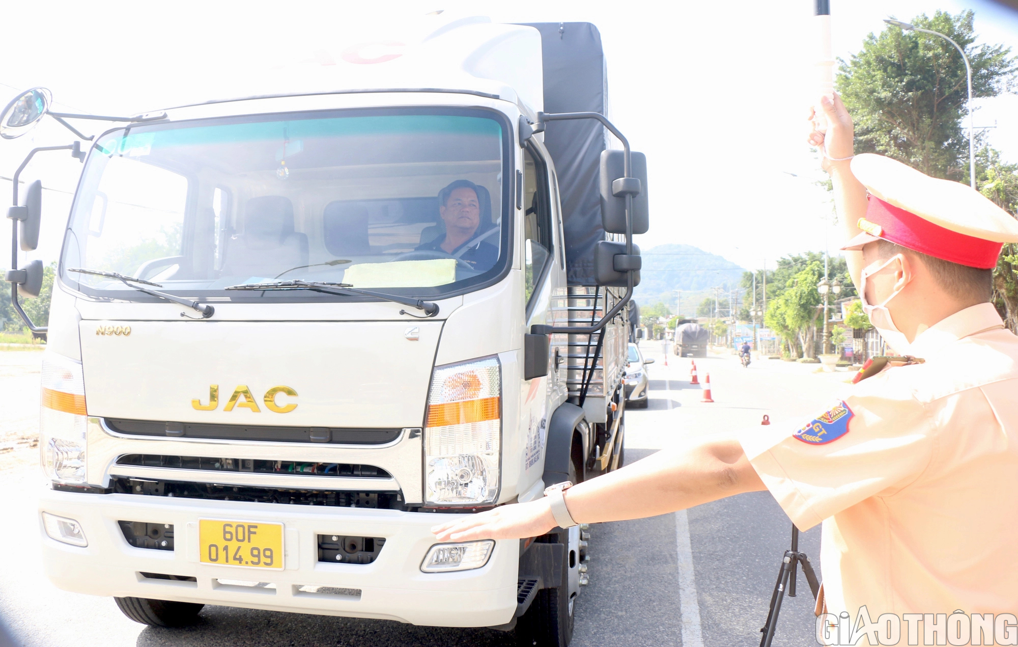 Tuần tra kh&eacute;p k&iacute;n, kiểm so&aacute;t chặt vi phạm ATGT tr&ecirc;n Quốc lộ 20 - Ảnh 9.