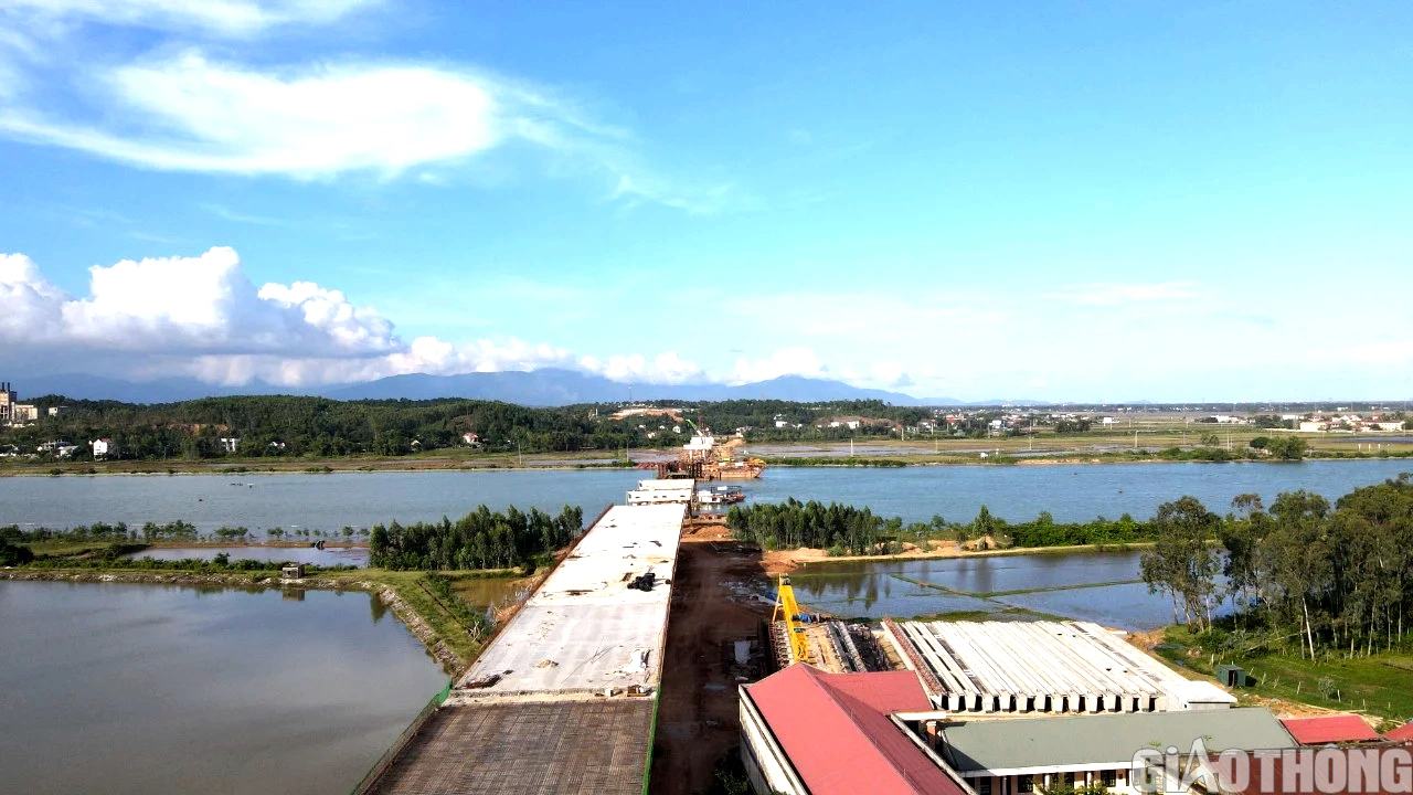 Phối hợp tốt với địa phương gỡ kh&oacute; mặt bằng để đảm bảo tiến độ cao tốc qua Quảng B&igrave;nh - Ảnh 2.