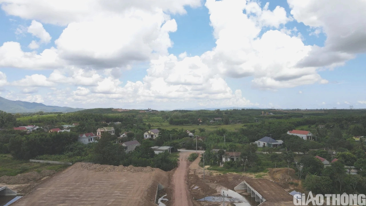 Phối hợp tốt với địa phương gỡ kh&oacute; mặt bằng để đảm bảo tiến độ cao tốc qua Quảng B&igrave;nh - Ảnh 3.