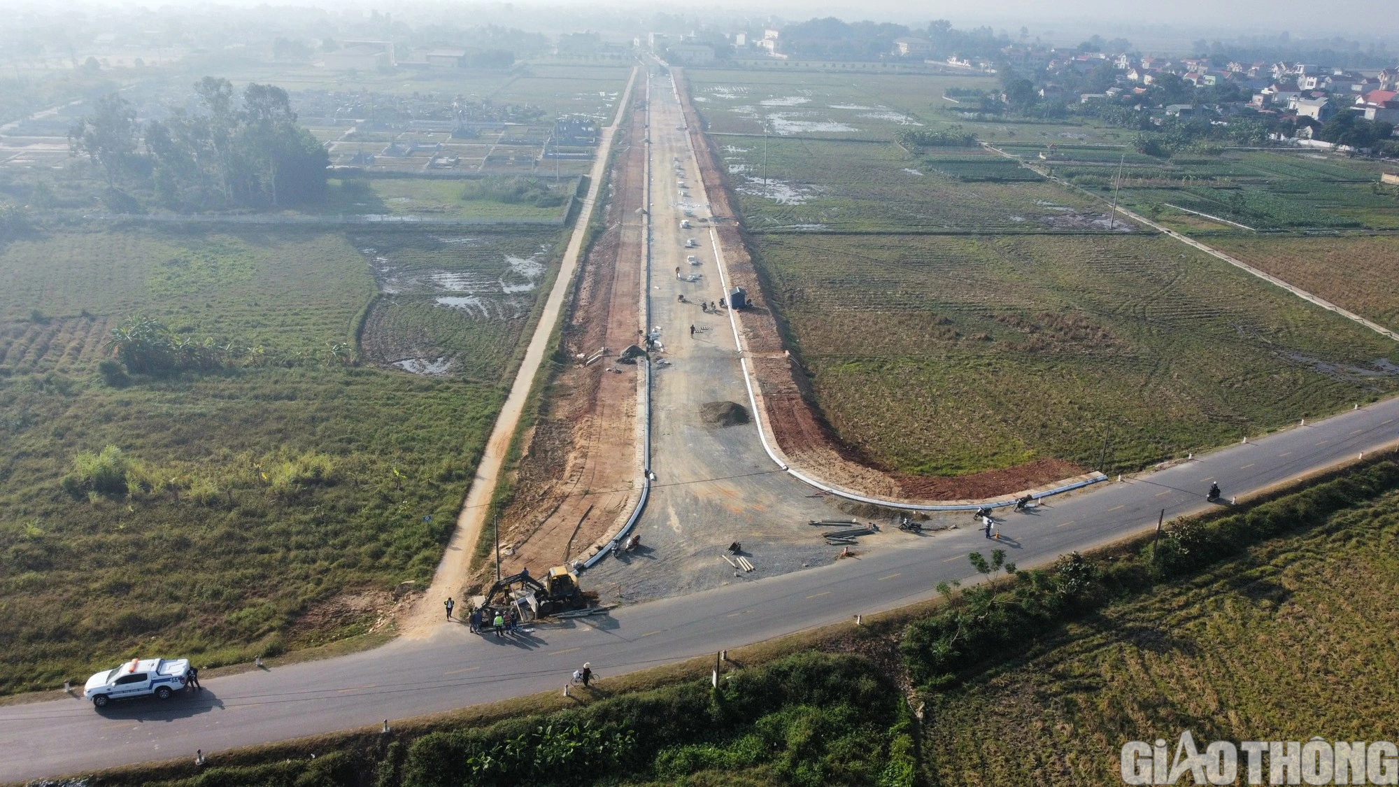 Doanh nghiệp tự &yacute; đấu nối tr&aacute;i ph&eacute;p v&agrave;o quốc lộ - Ảnh 1.