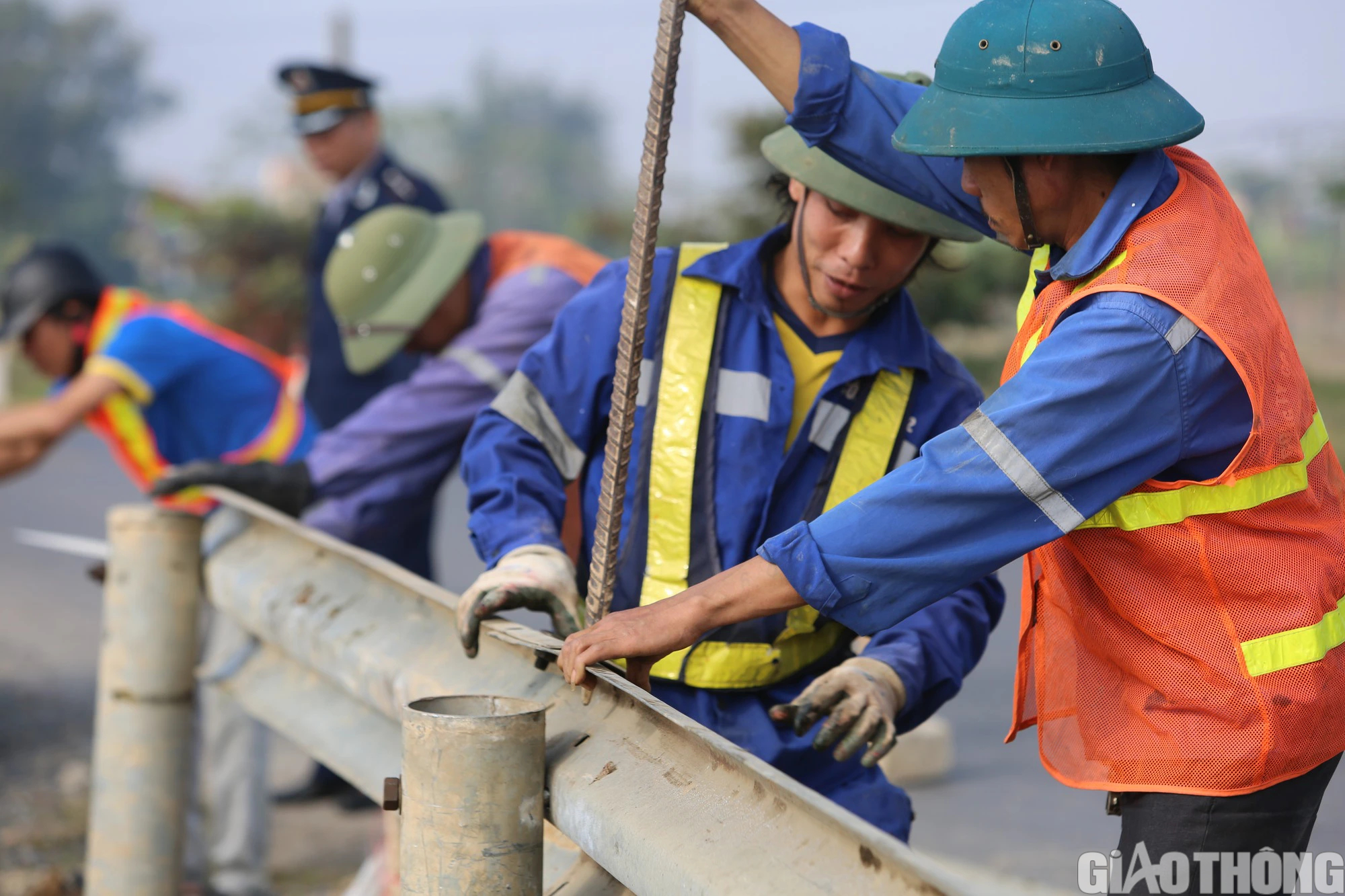 Doanh nghiệp tự &yacute; đấu nối tr&aacute;i ph&eacute;p v&agrave;o quốc lộ - Ảnh 3.