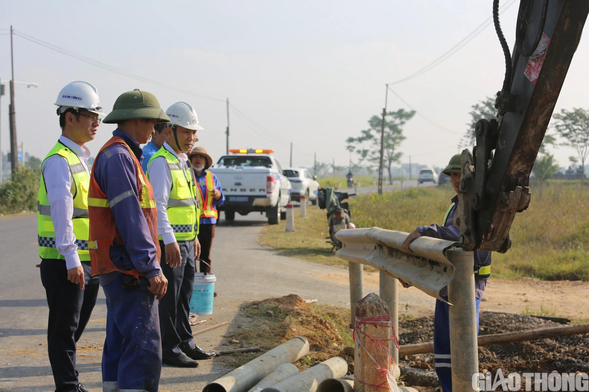 Doanh nghiệp tự &yacute; đấu nối tr&aacute;i ph&eacute;p v&agrave;o quốc lộ - Ảnh 2.