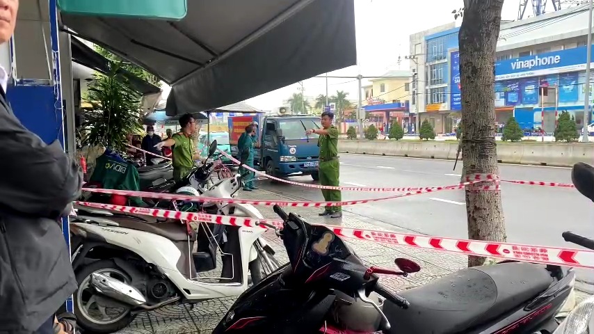 Khống chế t&ecirc;n cướp ng&acirc;n h&agrave;ng, một bảo vệ bị đ&acirc;m tử vong - Ảnh 1.