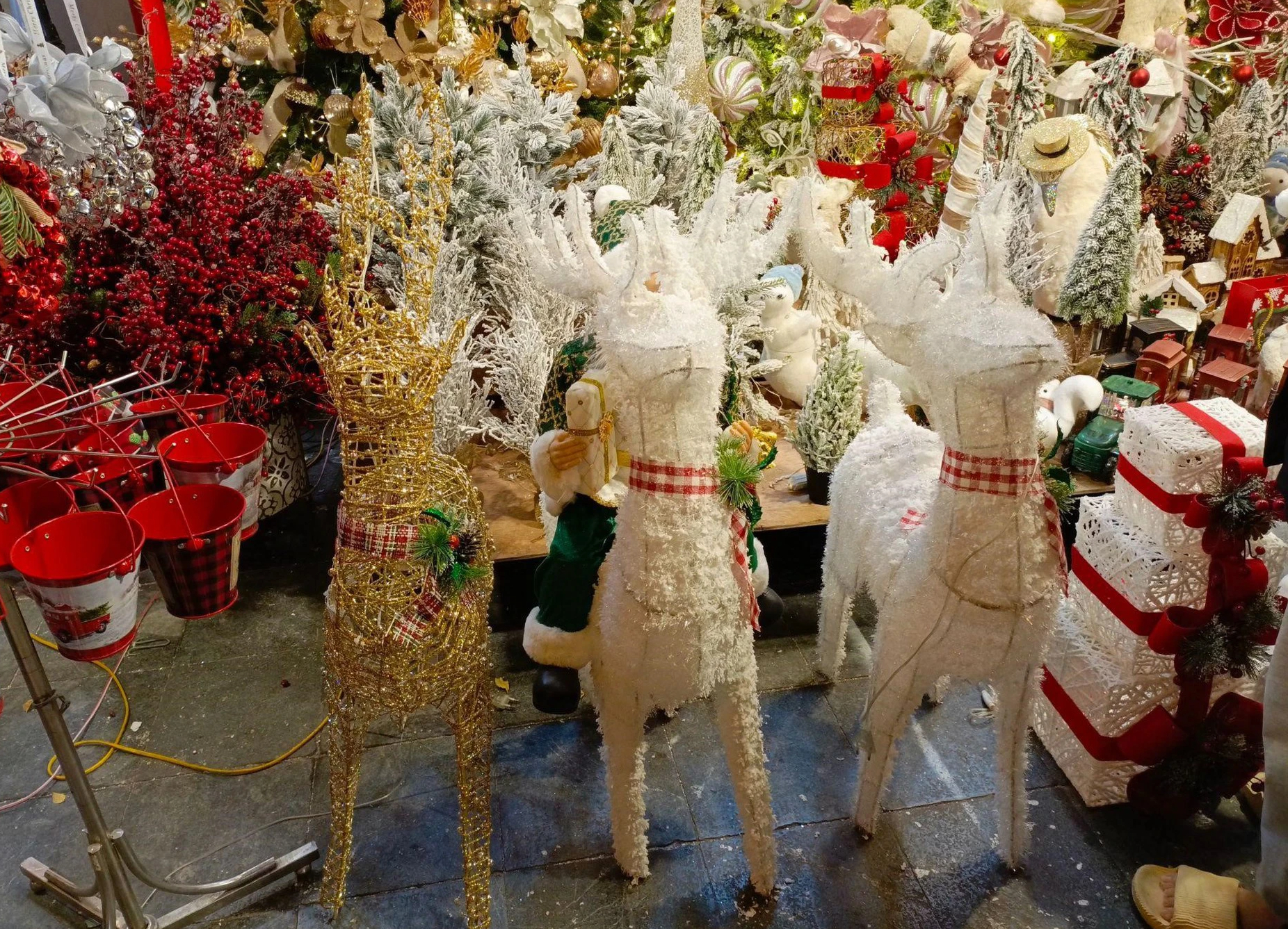 Phố H&agrave;ng M&atilde; rực rỡ trước thềm Gi&aacute;ng sinh - Ảnh 5.