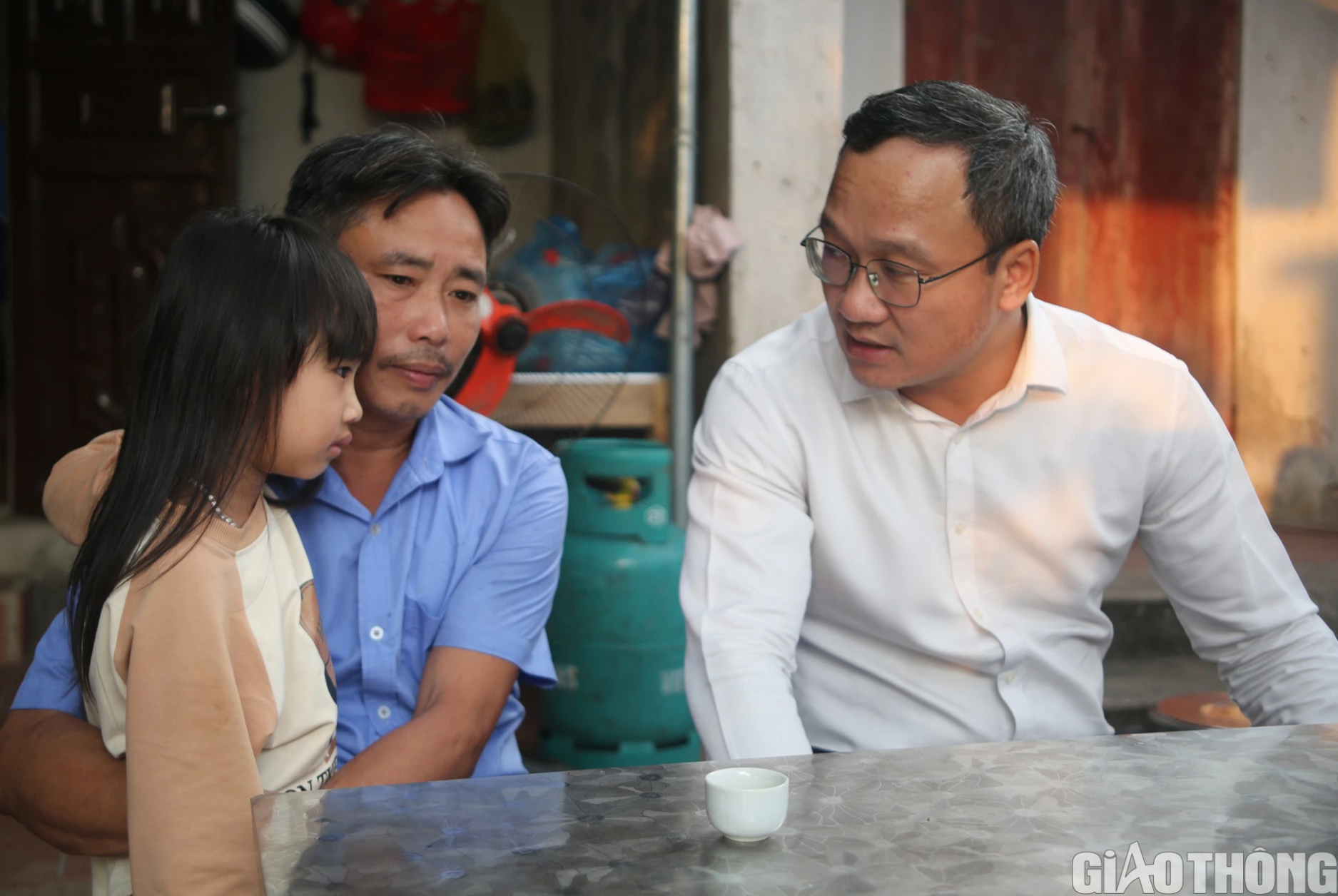 Uỷ ban ATGT Quốc gia thăm hỏi gia đ&igrave;nh c&aacute;c nạn nh&acirc;n kh&ocirc;ng may bị TNGT - Ảnh 1.