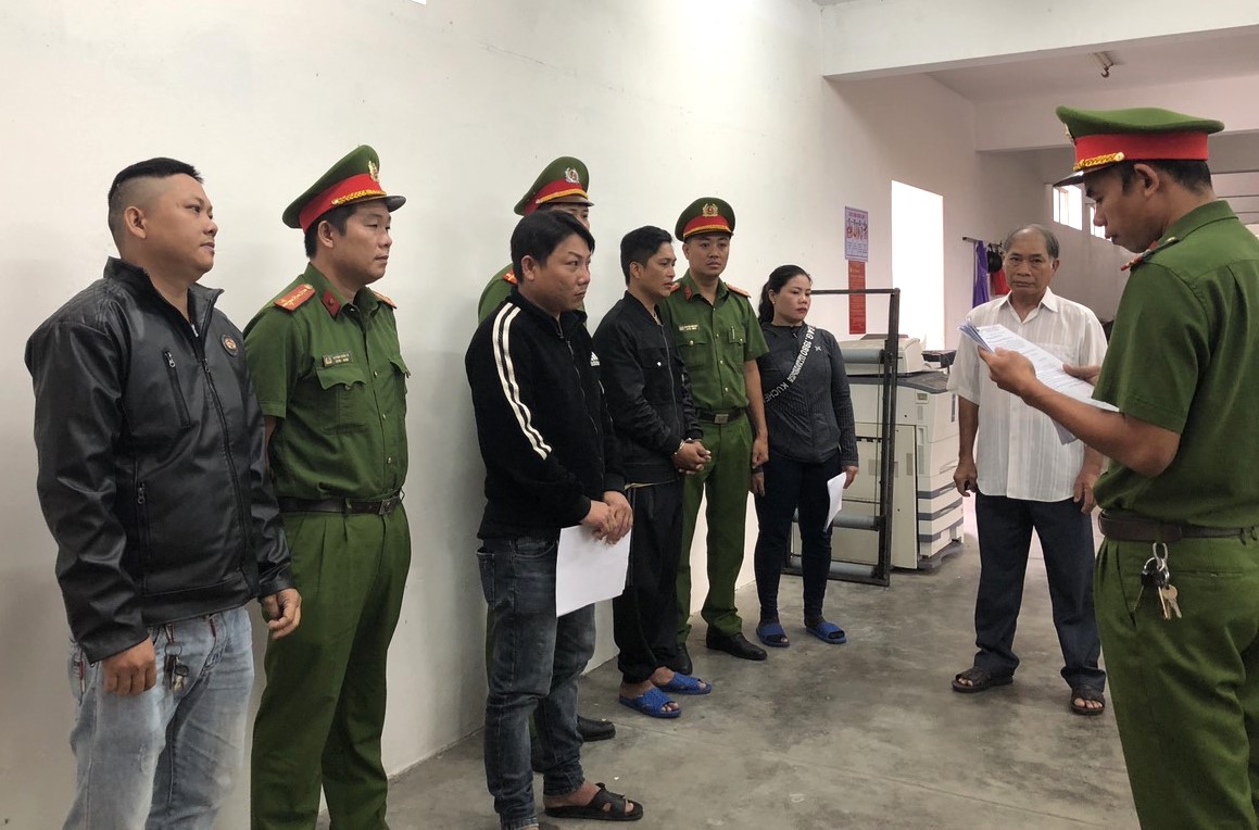 Bắt giữ người để đ&ograve;i nợ, 5 người trong gia đ&igrave;nh bị khởi tố - Ảnh 1.