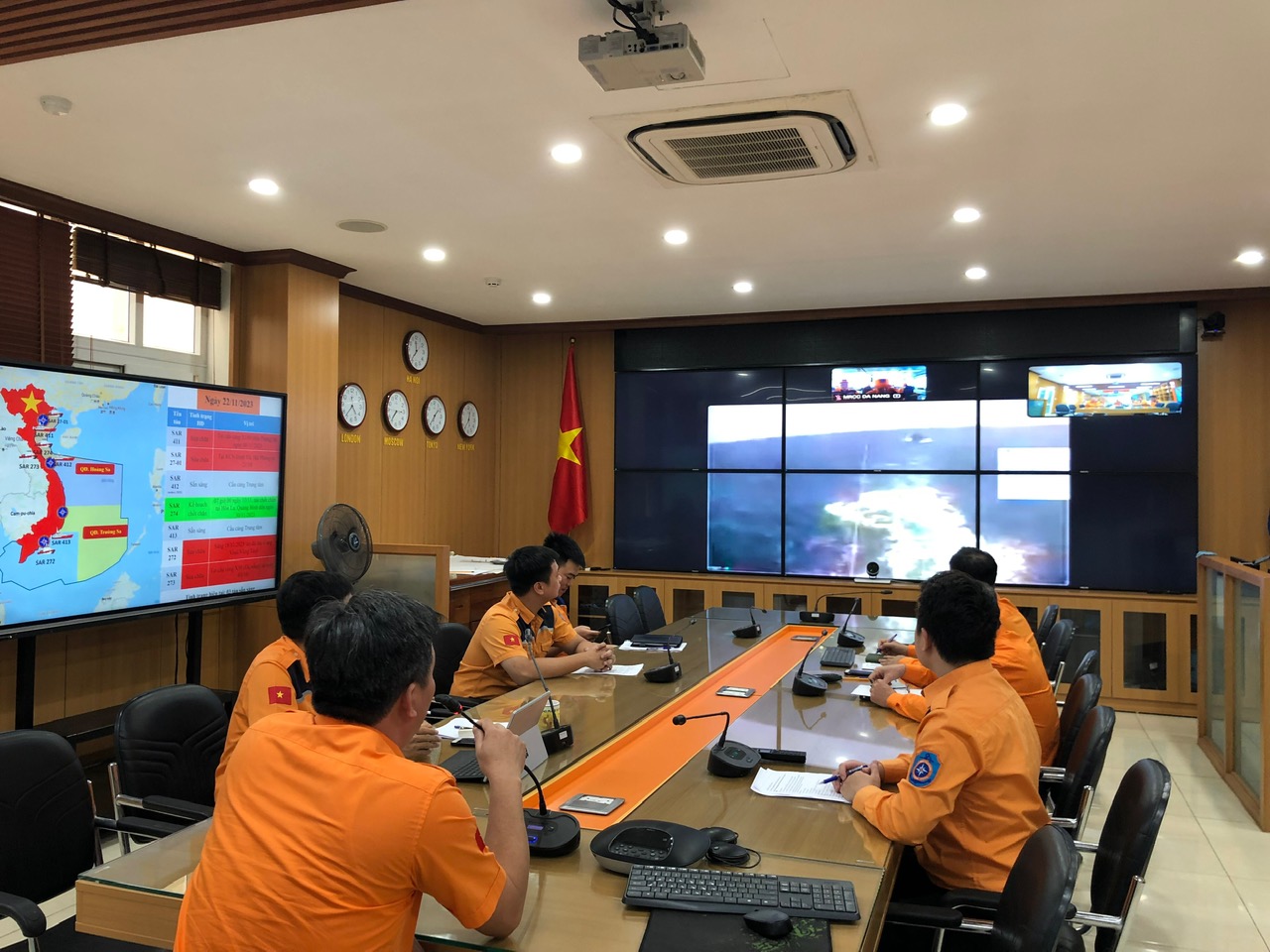 Xuy&ecirc;n đ&ecirc;m vượt s&oacute;ng dữ cứu 39 ngư d&acirc;n tr&ocirc;i dạt giữa biển - Ảnh 2.