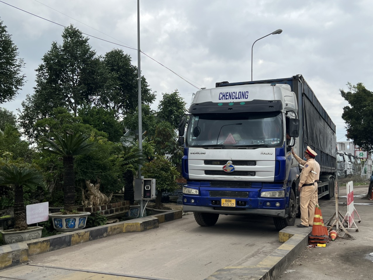 Chủ tịch B&igrave;nh Định: Xử l&yacute; người đứng đầu bao che, dung t&uacute;ng trong đảm bảo ATGT - Ảnh 2.