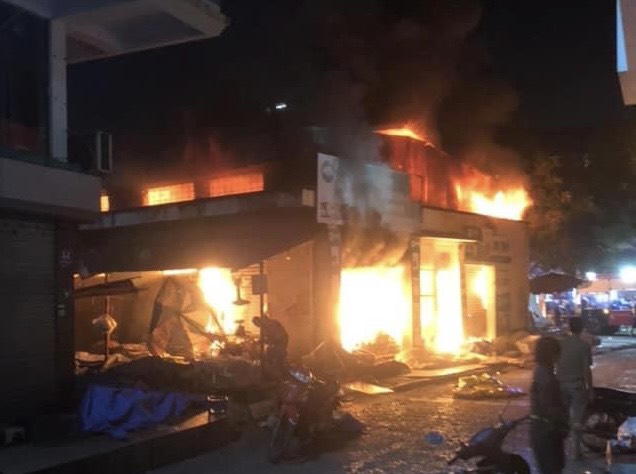 Quảng Ninh: Cháy chợ Cột 3 ở TP Hạ Long lúc nửa đêm, thiêu rụi nhiều kiot hàng hóa - Ảnh 1. Quảng Ninh: Cháy chợ Cột 3 ở TP Hạ Long lúc nửa đêm, thiêu rụi nhiều kiot hàng hóa - Ảnh 1.