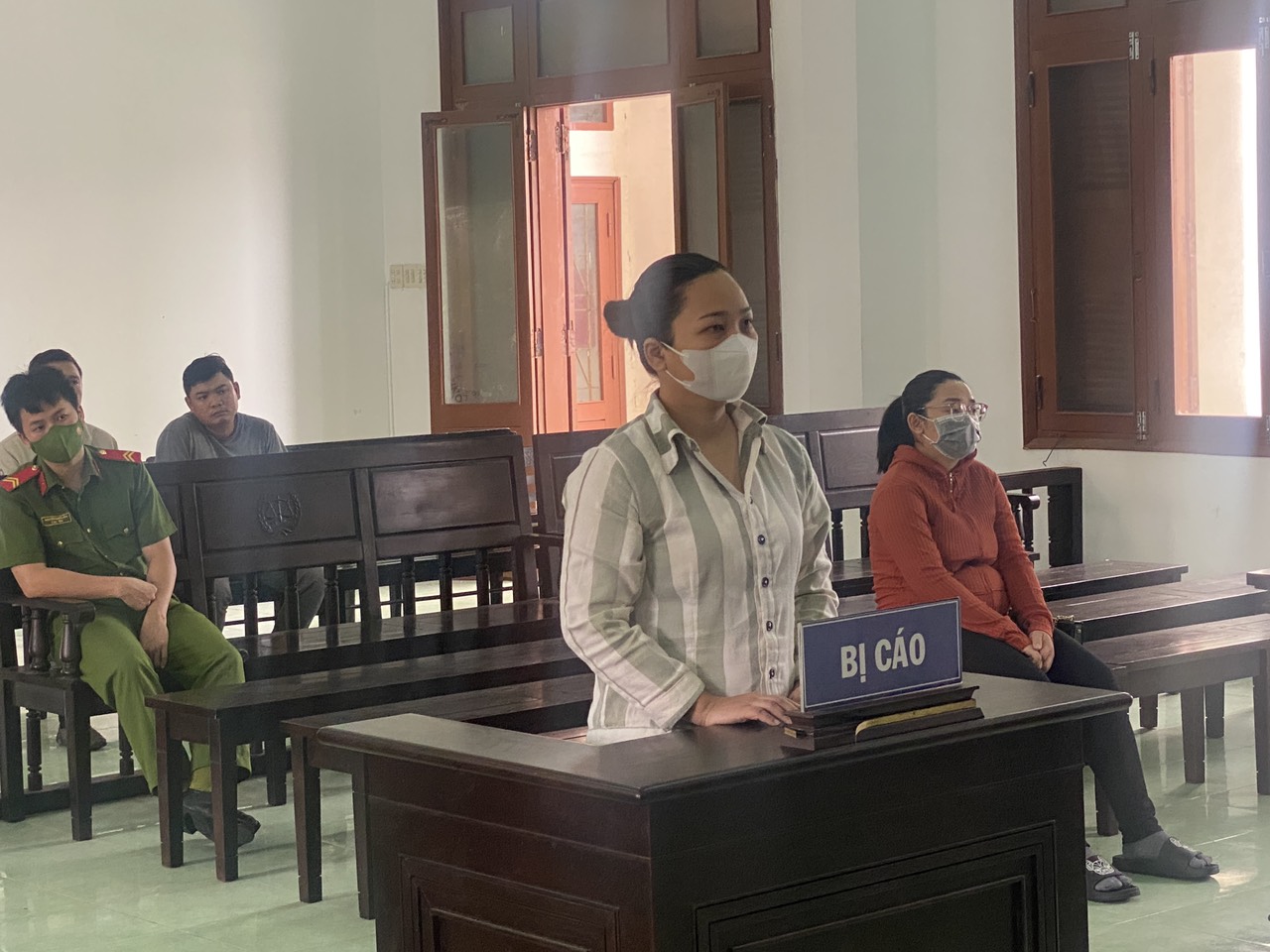 Đang được tại ngoại, người phụ nữ tiếp tục d&iacute;nh &aacute;n lừa đảo - Ảnh 1.