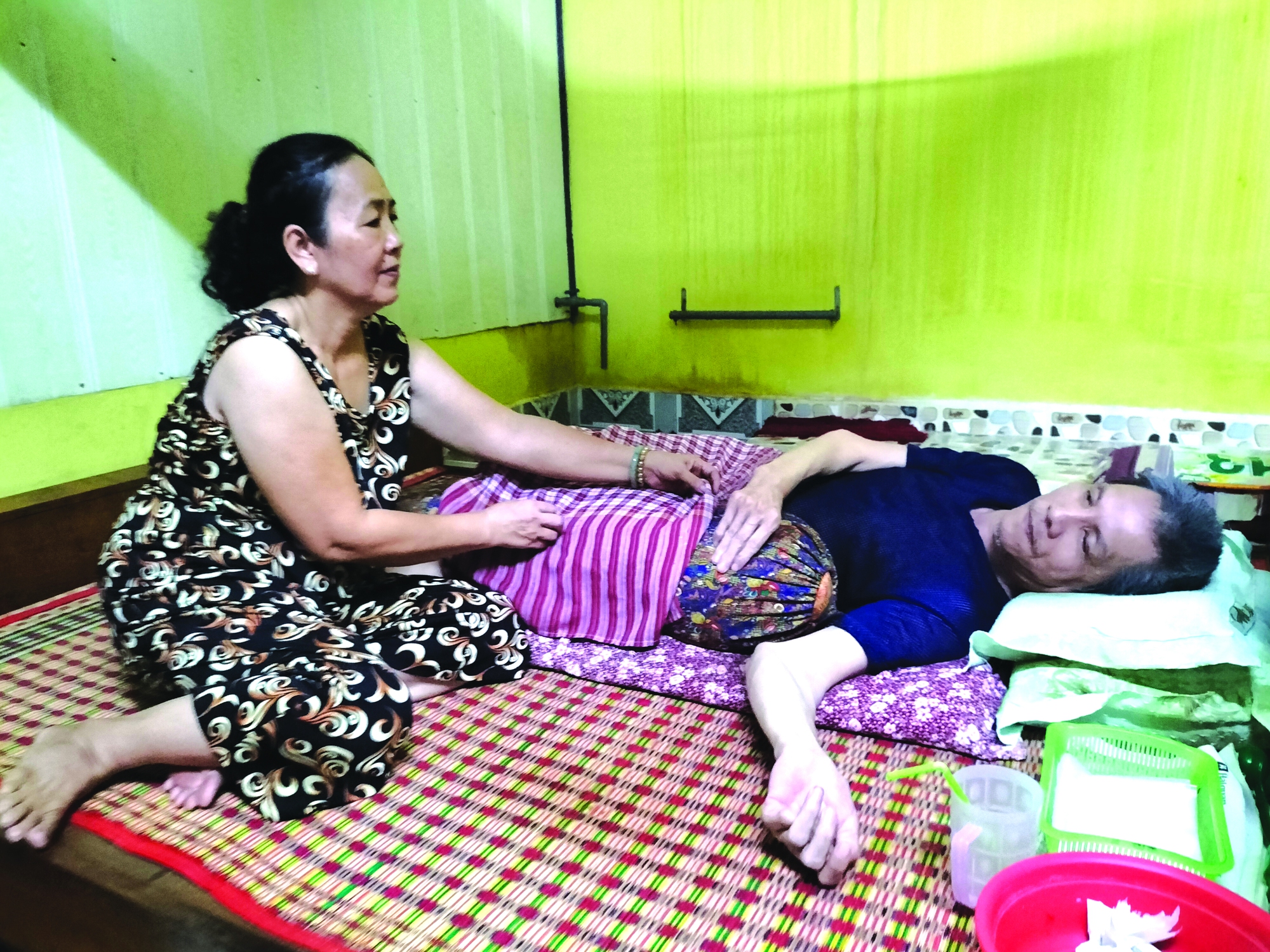 Chồng sống thực vật, vợ tai biến phó mặc cho số phận - Ảnh 1. Chồng sống thực vật, vợ tai biến phó mặc cho số phận - Ảnh 1.