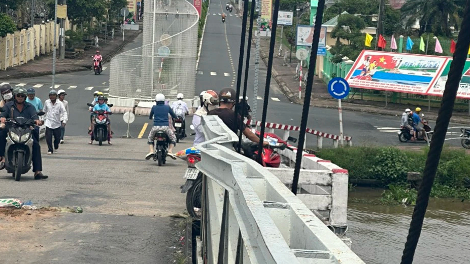 Th&ocirc;ng tin mới vụ xe 31 tấn qua cầu treo 3,5 tấn ở C&agrave; Mau - Ảnh 1.