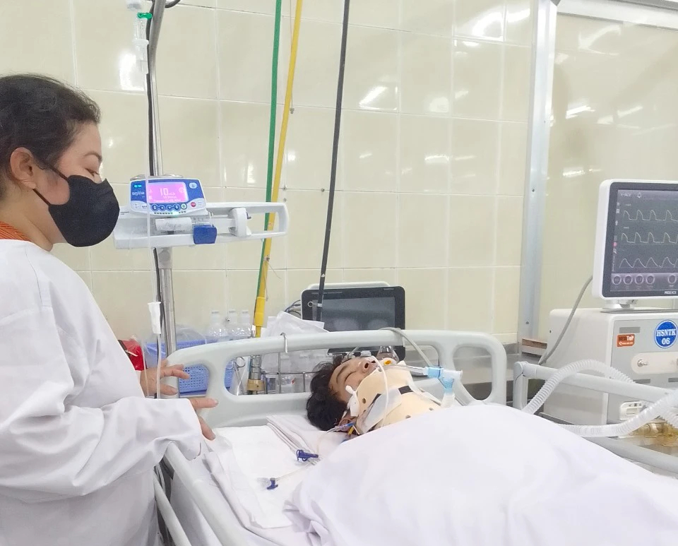 Con bị tai nạn giao thông cần đóng tạm ứng 50 triệu đồng, cha mẹ bất lực cầu cứu - Ảnh 1. Con bị tai nạn giao thông cần đóng tạm ứng 50 triệu đồng, cha mẹ bất lực cầu cứu - Ảnh 1.