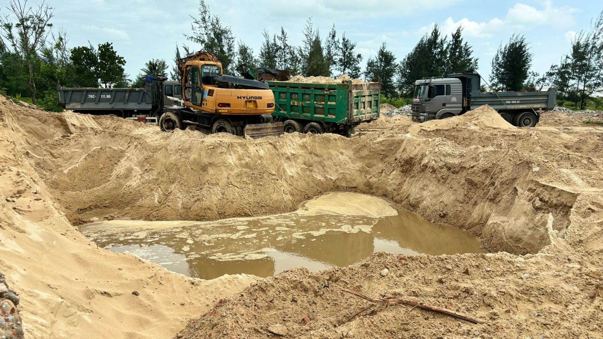 Biến khu du lịch ngh&igrave;n tỷ bỏ hoang th&agrave;nh điểm khai th&aacute;c kho&aacute;ng sản tr&aacute;i ph&eacute;p - Ảnh 1.