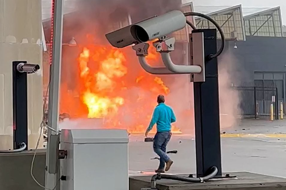 &Ocirc; t&ocirc; lao như bay rồi va chạm, bốc ch&aacute;y tại cửa khẩu Mỹ - Canada - Ảnh 1.