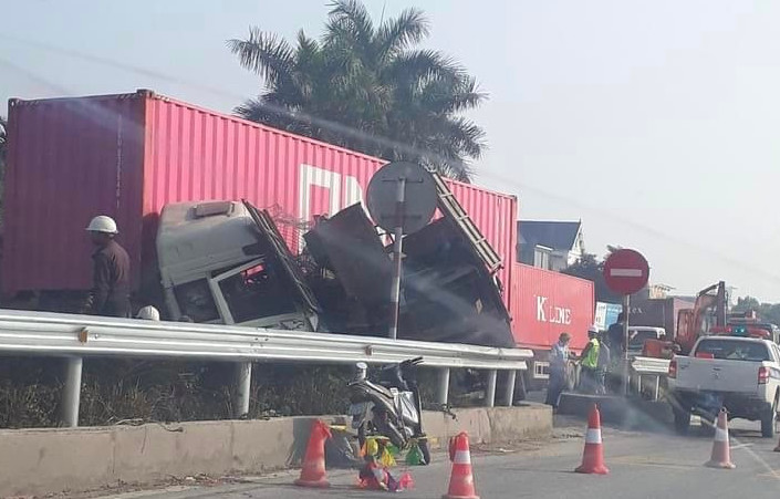 Hải Dương: Xe đầu k&eacute;o va chạm xe tải tr&ecirc;n quốc lộ 5, một người nguy kịch - Ảnh 1.