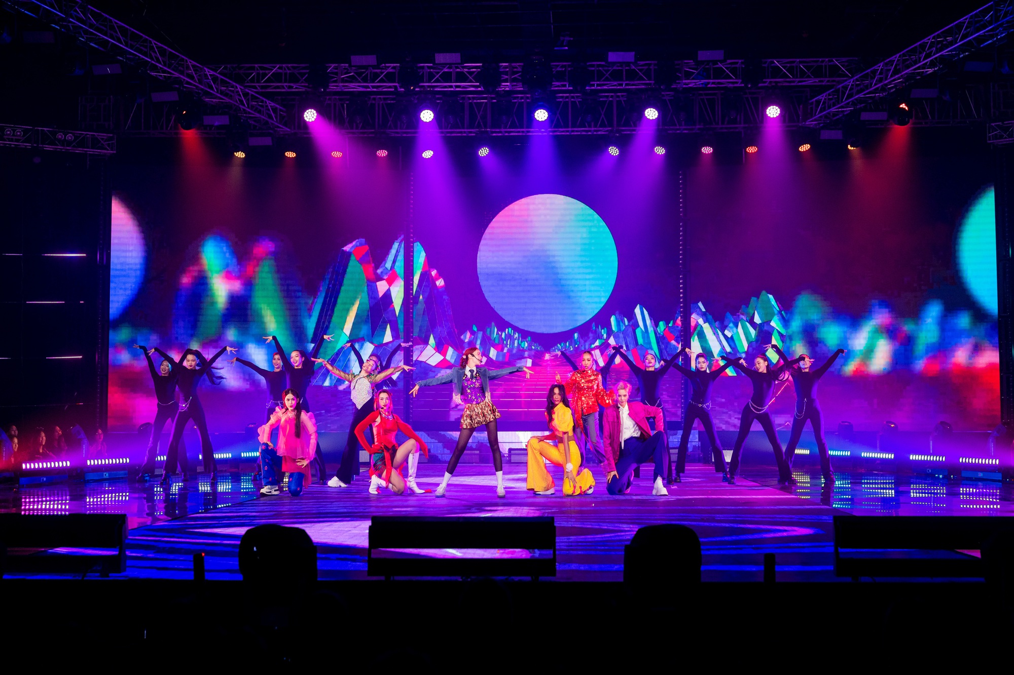 Nh&oacute;m Vũ trụ có anh