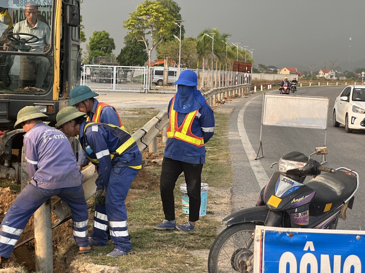 Doanh nghiệp ngang nhi&ecirc;n tự &yacute; đấu nối tr&aacute;i ph&eacute;p v&agrave;o quốc lộ - Ảnh 3.