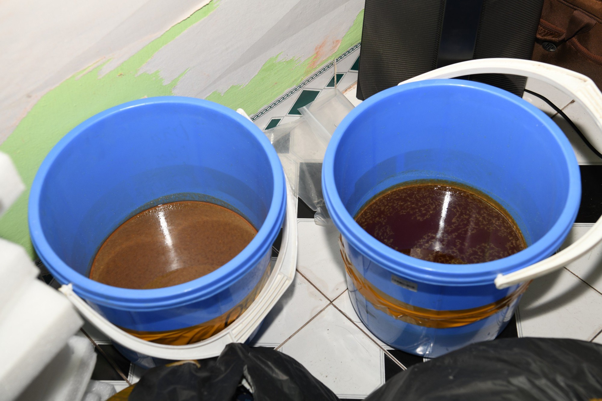 Đột k&iacute;ch xưởng bơm tinh dầu ma t&uacute;y v&agrave;o thuốc l&aacute; ở H&agrave; Nội - Ảnh 6.