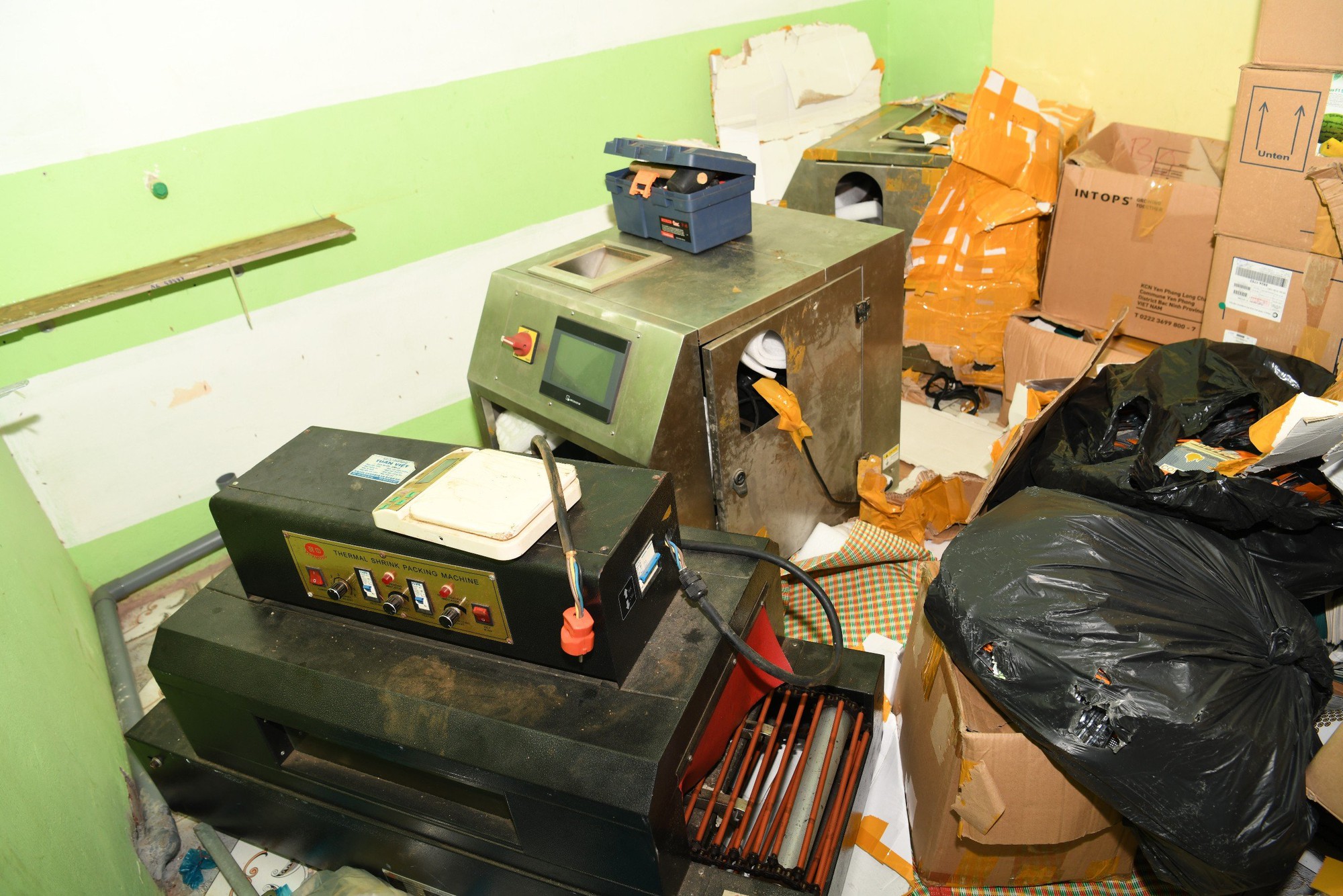 Đột k&iacute;ch xưởng bơm tinh dầu ma t&uacute;y v&agrave;o thuốc l&aacute; ở H&agrave; Nội - Ảnh 4.