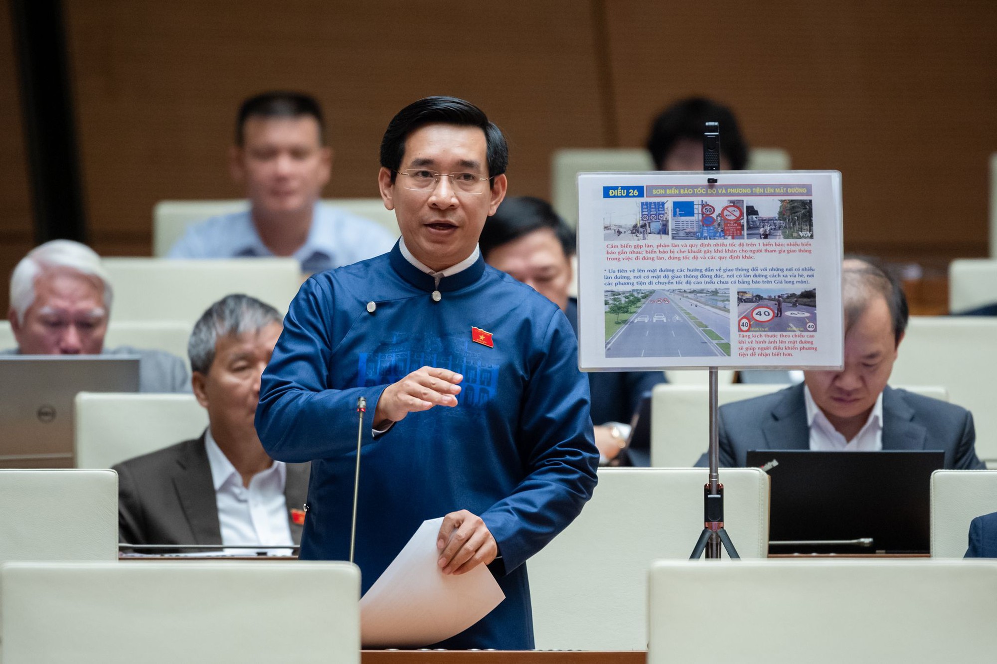 Quốc hội đang thảo luận dự &aacute;n Luật Đường bộ - Ảnh 2.