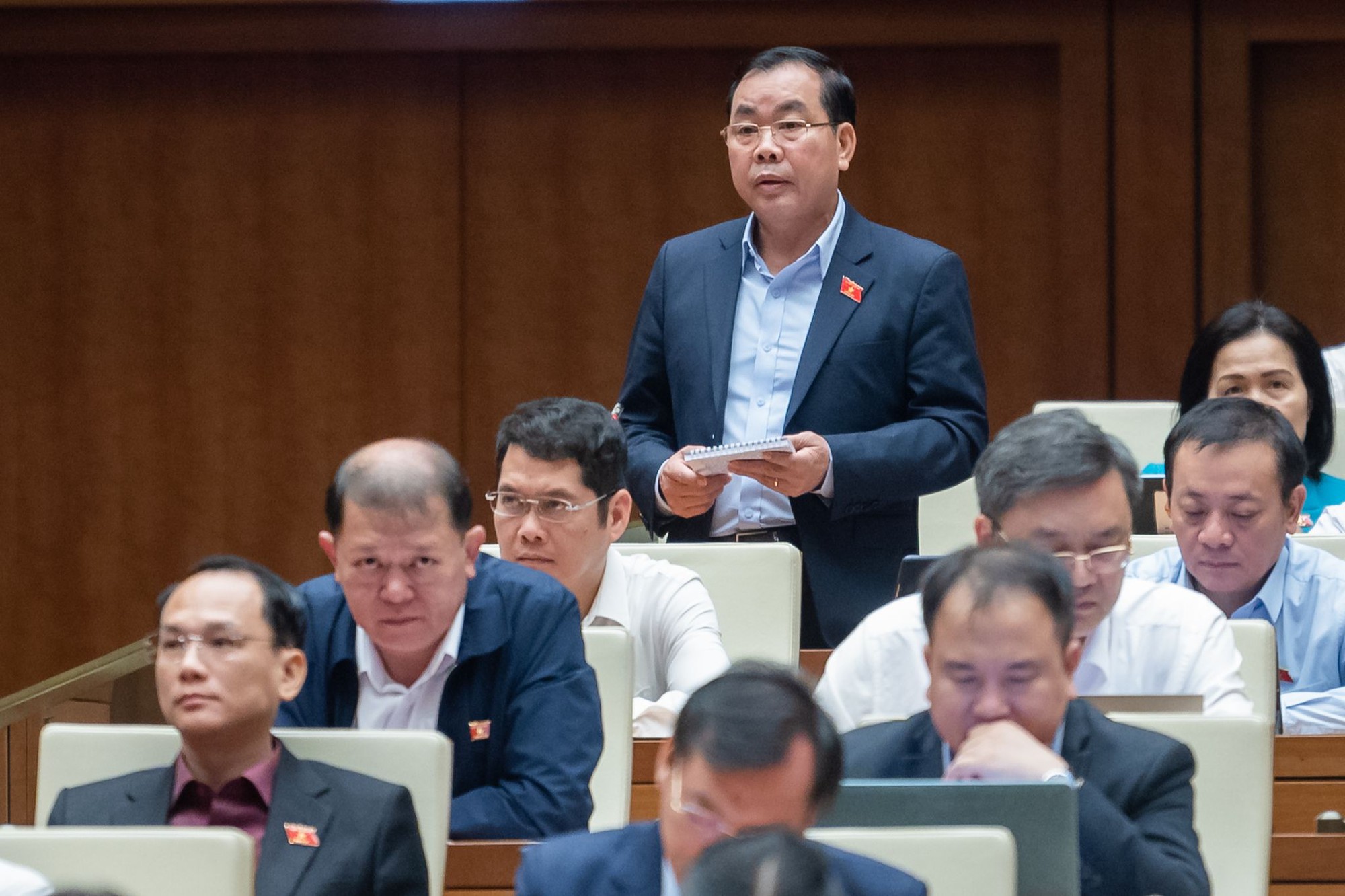 Quốc hội đang thảo luận dự &aacute;n Luật Đường bộ - Ảnh 6.