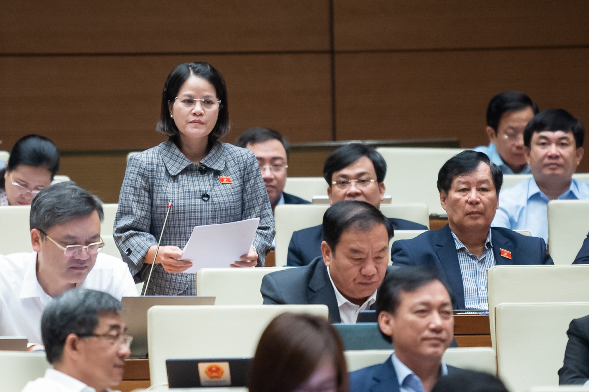 Quốc hội đang thảo luận dự &aacute;n Luật Đường bộ - Ảnh 9.