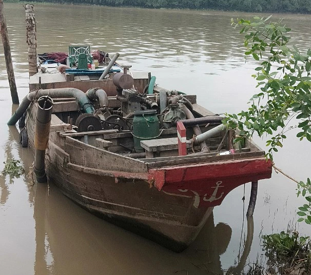 Đại &uacute;y C&ocirc;ng an bị đứt l&igrave;a hai ch&acirc;n khi bắt c&aacute;t tặc - Ảnh 1.