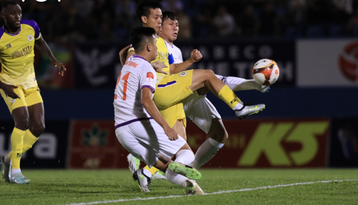 V-League: Tuấn Hải lập si&ecirc;u phẩm từ giữa s&acirc;n, H&agrave; Nội hạ B&igrave;nh Dương trong thế thiếu người - Ảnh 1.